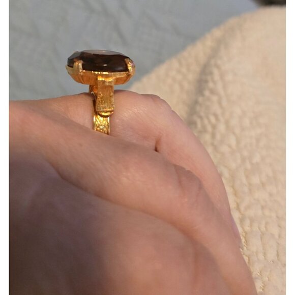 Large Amber-Like Faceted Oval Gold-Tone Adjustable Ring Signed by "Lisa" - Picture 8 of 10